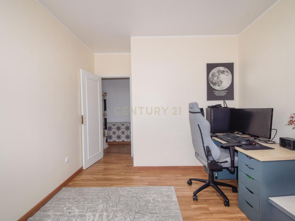 Apartamento T2 com Garagem, Arrecadação e Excelente Luminosidade – Arroja, Odivelas - Image 13