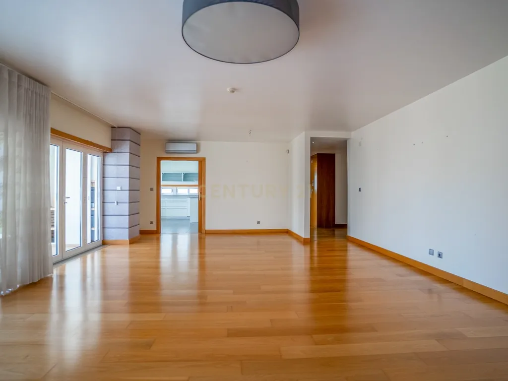 Apartamento T4 Premium com Terraço na Avenida da Independência - Image 6