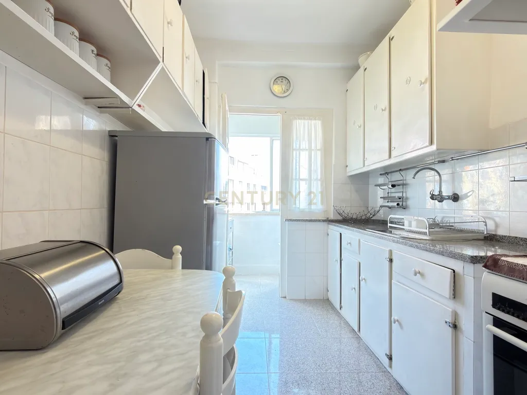 Apartamento T2 para remodelar com vista para o Convento de São Vicente - Image 5