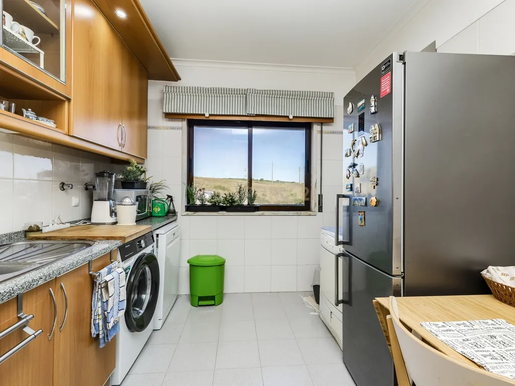 Apartamento T2 em Monte Abraão 97m², Varanda e Lareira - Image 6