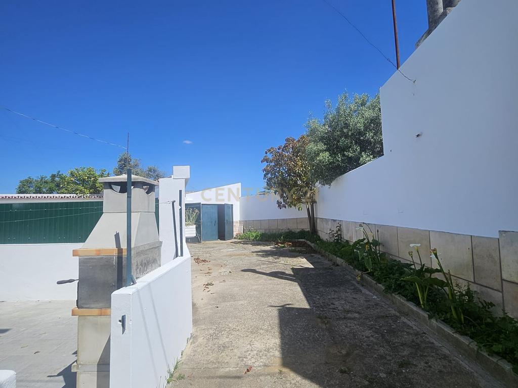 Moradia Bifamiliar T4 com Quintal e Garagem no Bairro das Nogueiras, Évora - Image 31