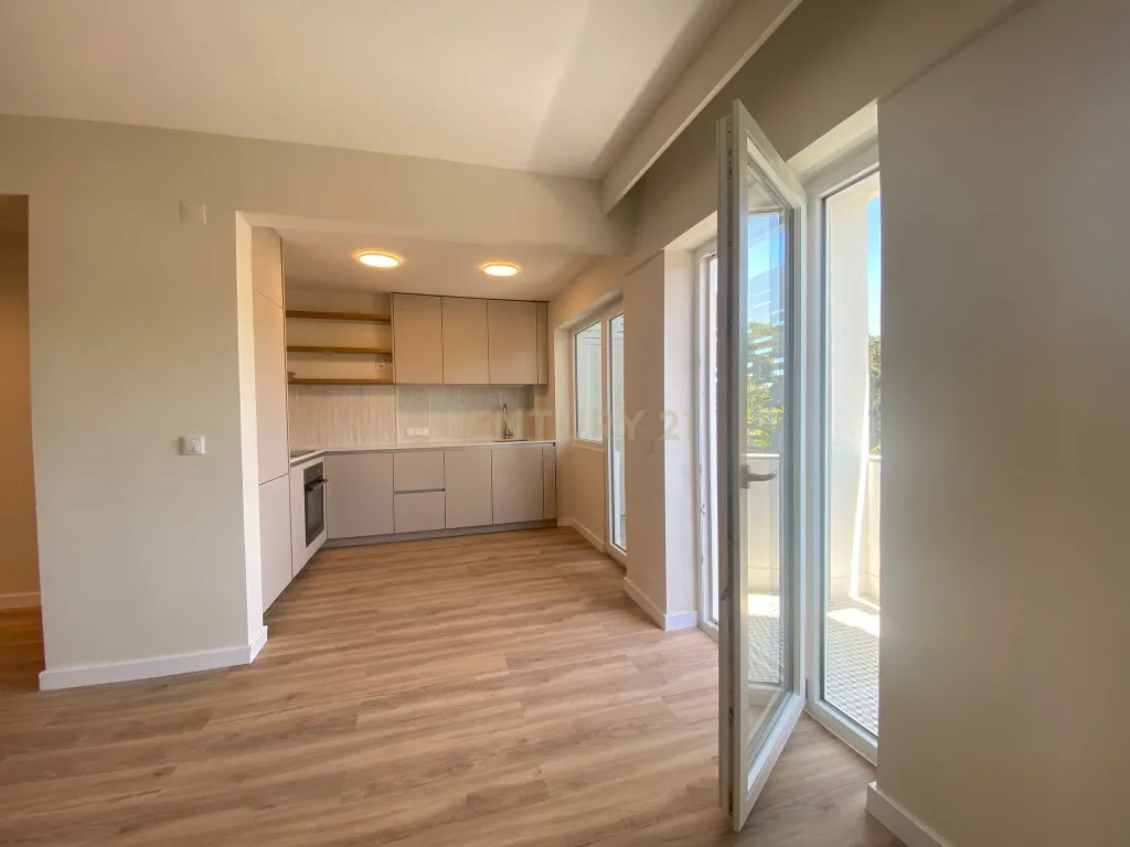 Apartamento T2 na Estrada da Luz, junto ao colégio Militar - Image 1
