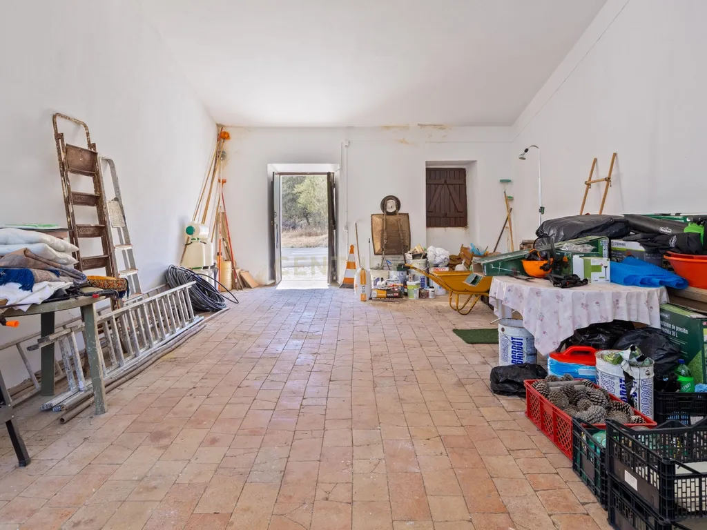 Encantadora Moradia com 7 Divisões em Parragil Loulé com Vista Campestre - Image 21