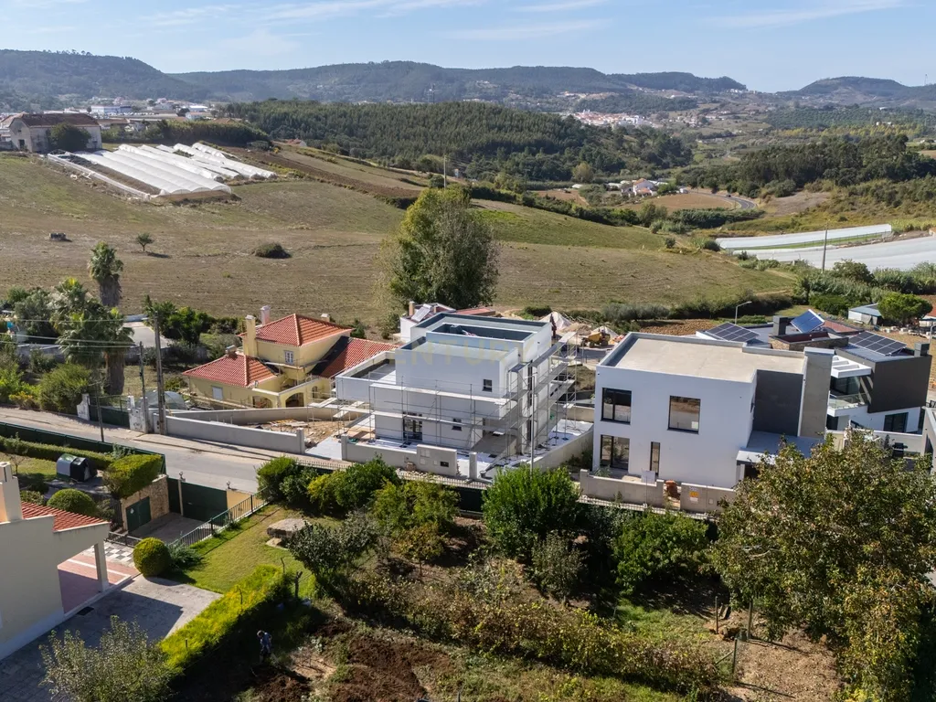 Moradia T3+1 Nova: O Equilíbrio Perfeito Entre o Campo e a Cidade - Mafra - Image 48