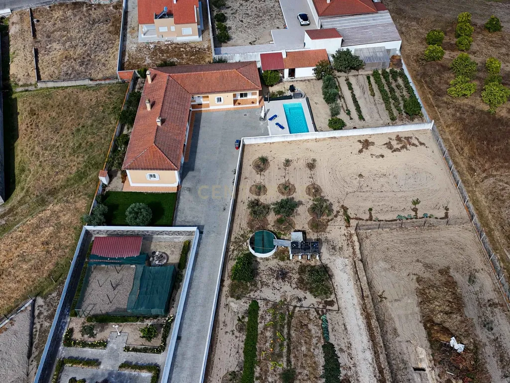 Moradia Independente Térrea com Piscina, Box, jardim e Anexo (Marinhais) - Image 46