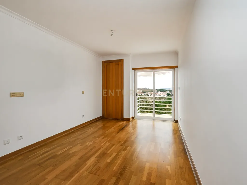 Apartamento T3 na Serra das Brancas, com box de 67m2 e arrecadação. - Image 8