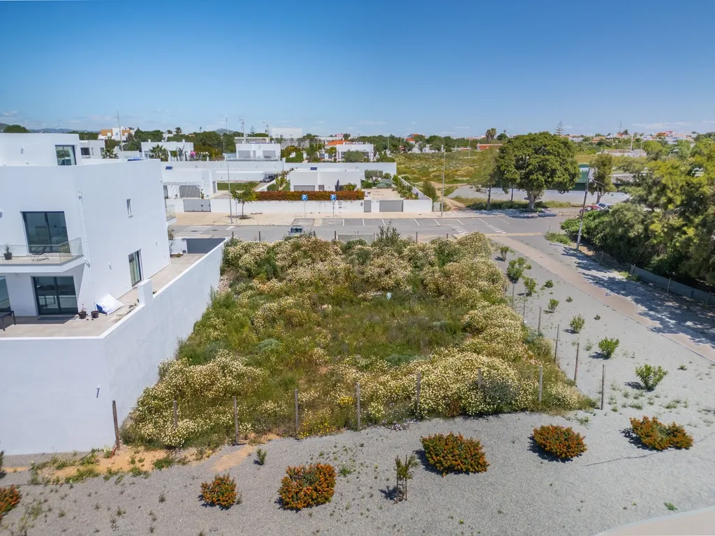Lote de Terreno com Projeto Pré-aprovado para Moradia T3 com Piscina Privativa – Um Refúgio no Coração do Algarve, entre a Ria Formosa - Image 12