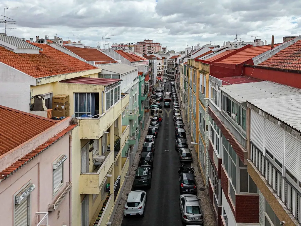 Apartamento T3 com Terraço/ Remodelação Total (Queluz) - Image 39