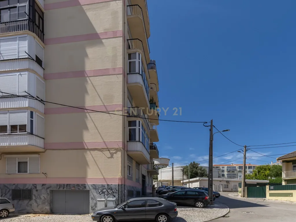 Apartamento T3 para arrendamento - 5 piso c/elevador - Amora - Image 1