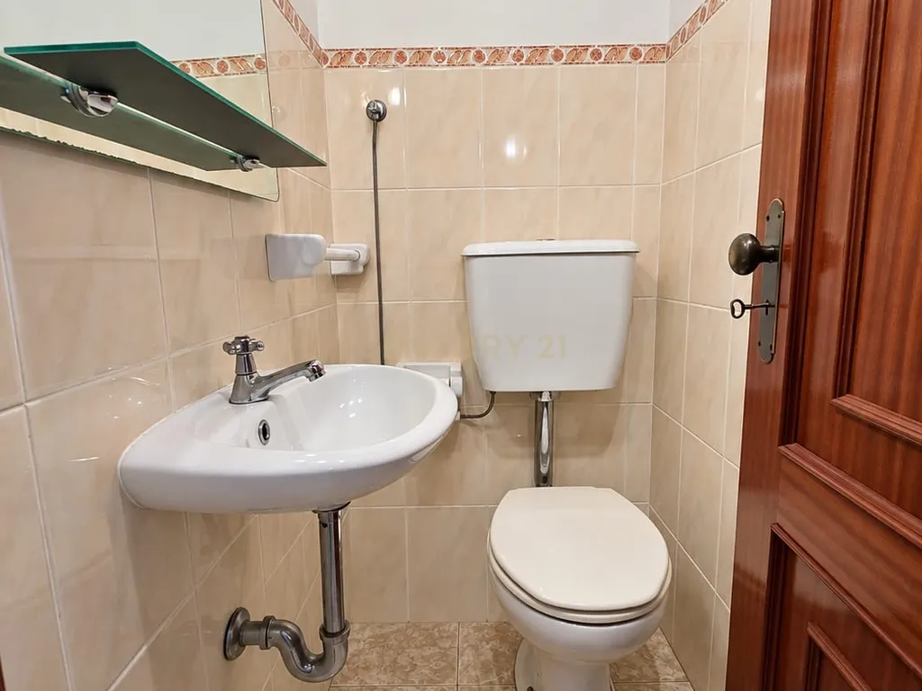 Moradia T3 com garagem, pátio e anexo, em frente ao Pingo Doce da Venda Nova - Rio Tinto - Image 13