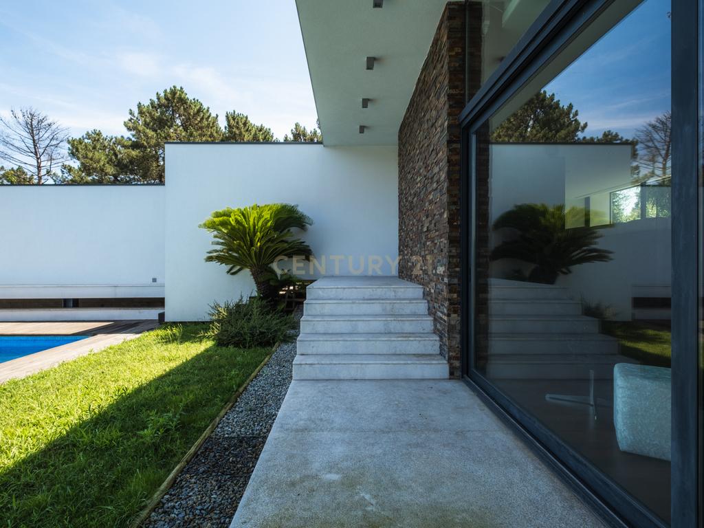 Luxuosa Moradia T4 com Piscina e Vista Panorâmica em Lousada - Image 56