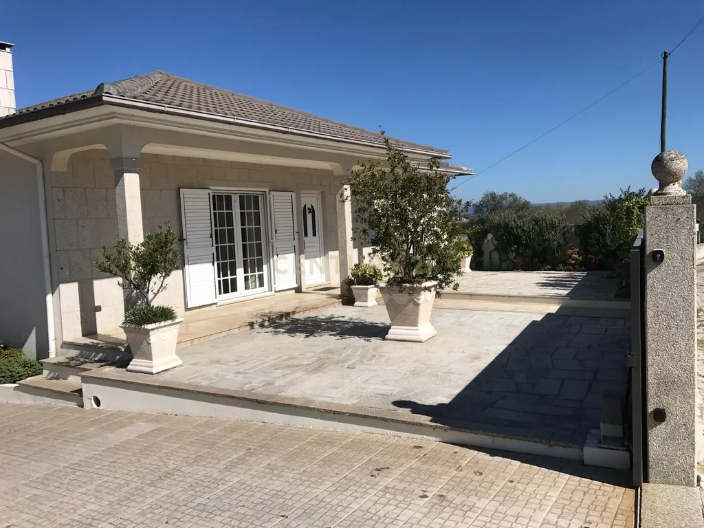 Luxuosa Moradia em Vale de Anta, Chaves - 4 Quartos e Piscina - Image 1