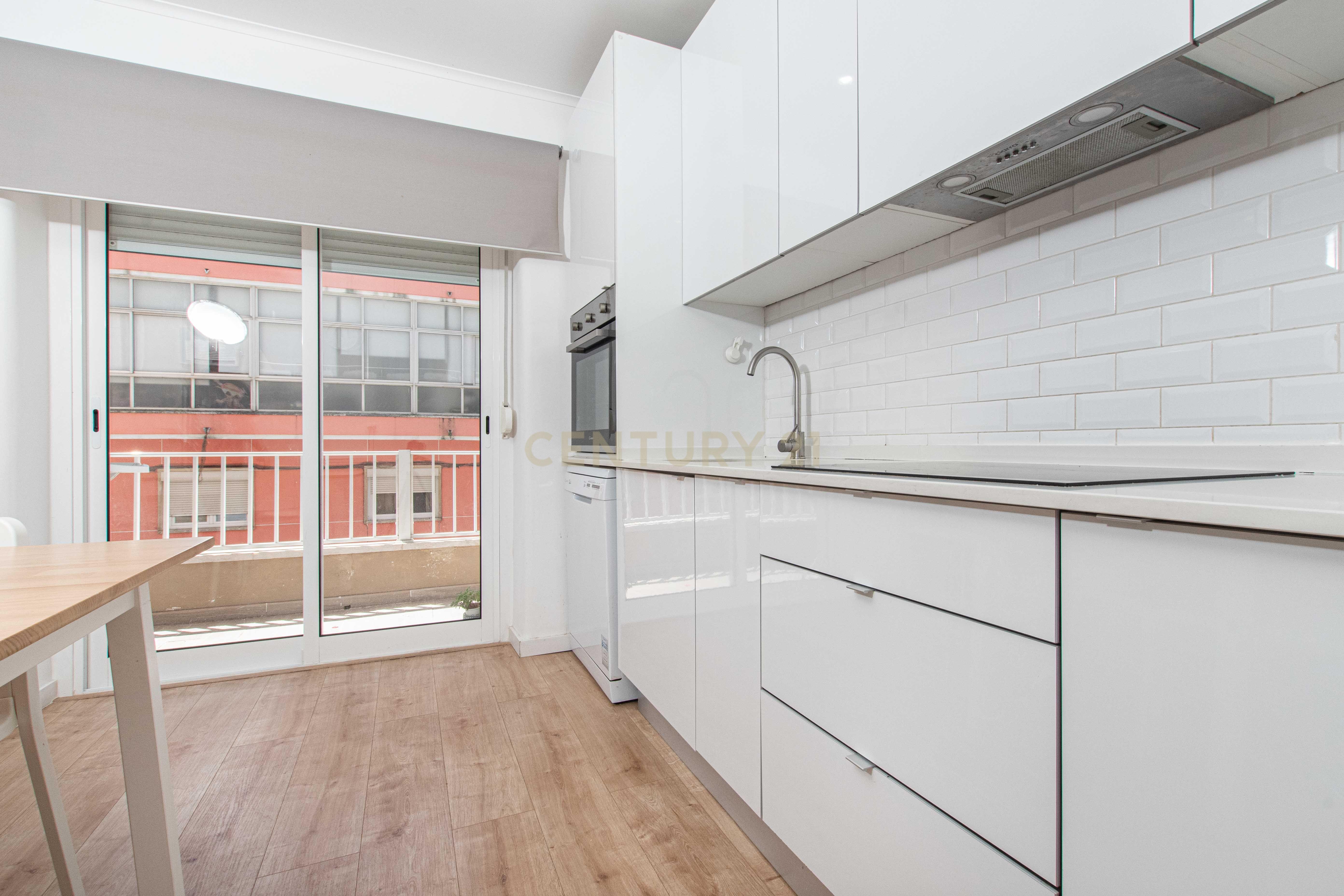 Apartamento T3 remodelado no Casal de São Brás , Amadora