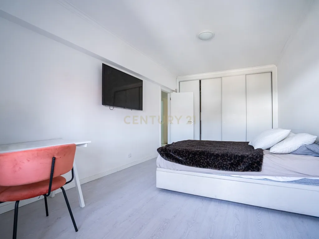 Fantástico Apartamento T2 Transformado em T3 na Parede – Próximo da Praia com estacionamento - Image 10