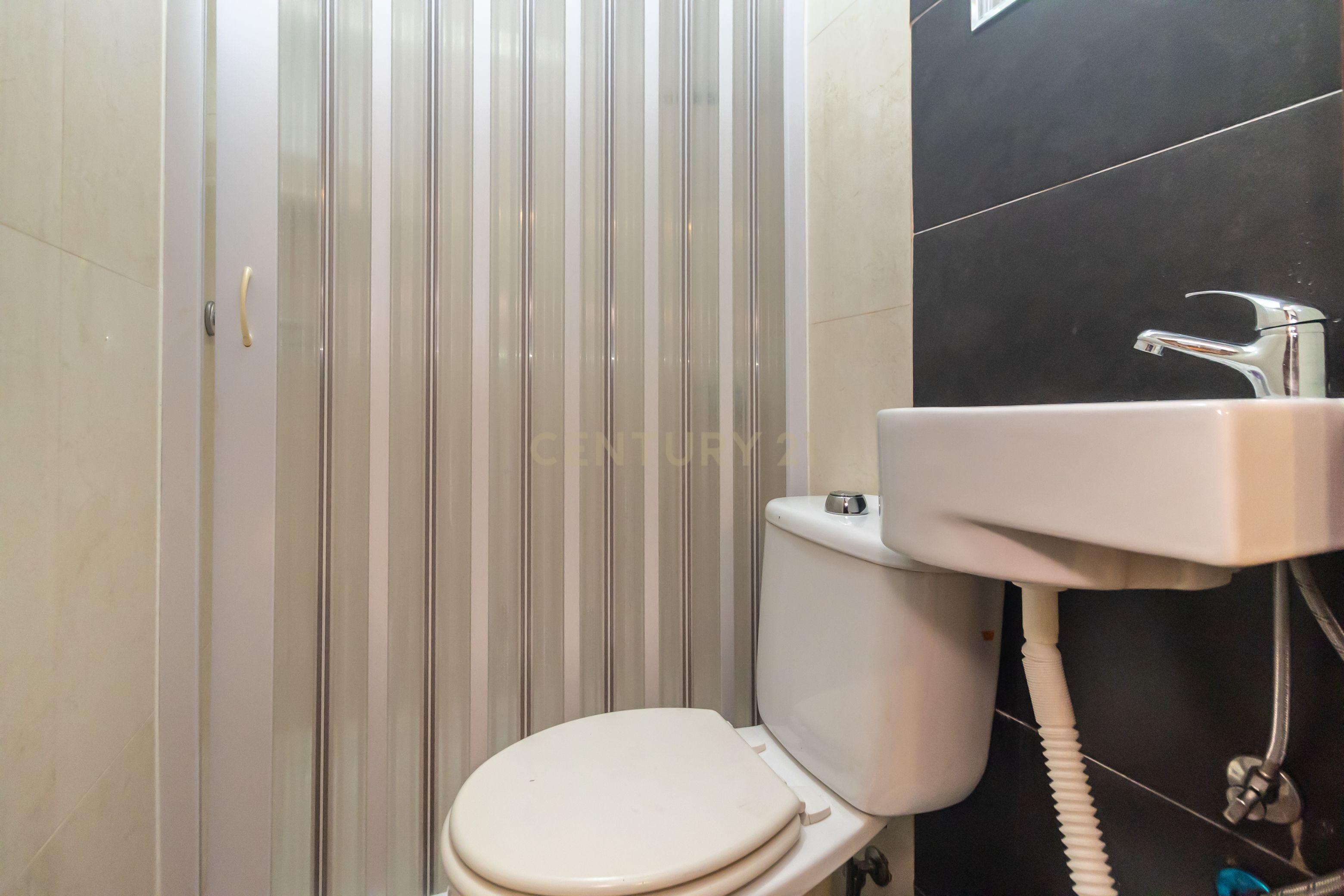 Fotografia 7 de Apartamento T3 com elevador e varanda no Laranjeiro – Almada
