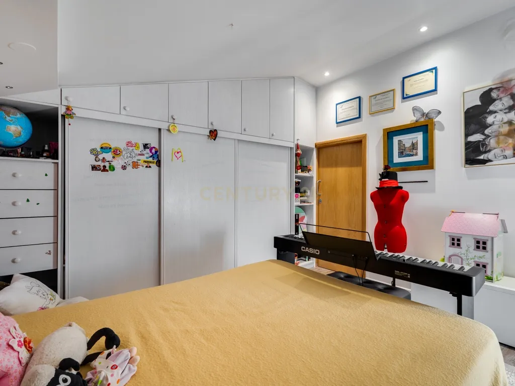 Propriedade com três habitações, piscina aquecida e sauna, num terreno de 10.000 m² - Image 21