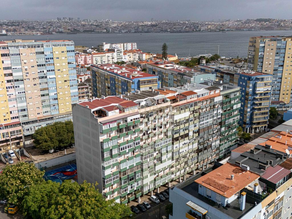 T3 Totalmente Remodelado com Vista Rio | Cacilhas, Almada - Image 22