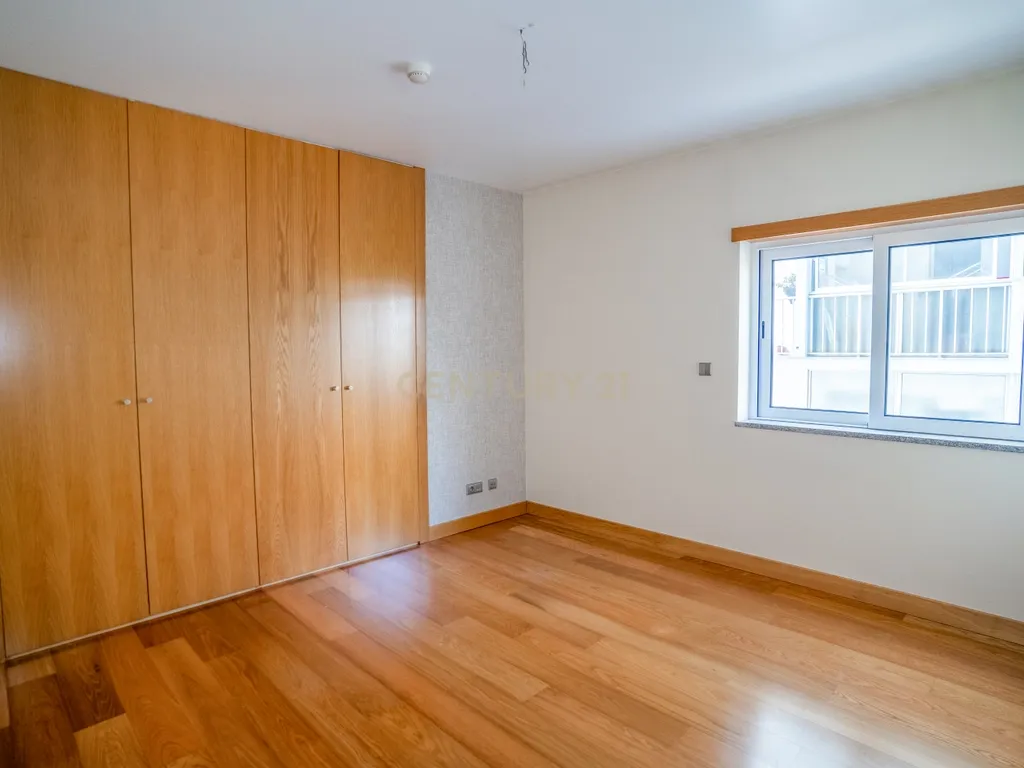 Apartamento T4 Premium com Terraço na Avenida da Independência - Image 21