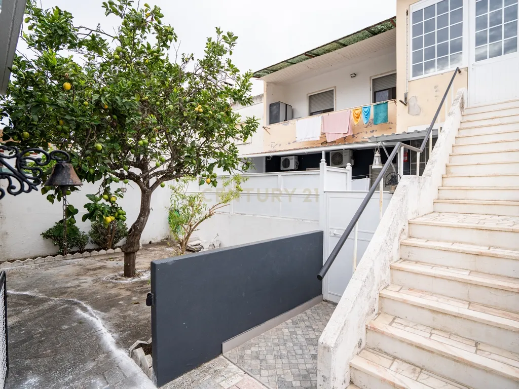 Apartamento T3 Transformado em T2 - Logradouro e Garagem BOX - Junto ao Tribunal e Parque Municipal - Montijo - Image 20