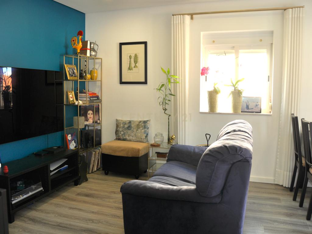 Apartamento T2 com arrecadação, renovado, no centro de Almada  - Image 2