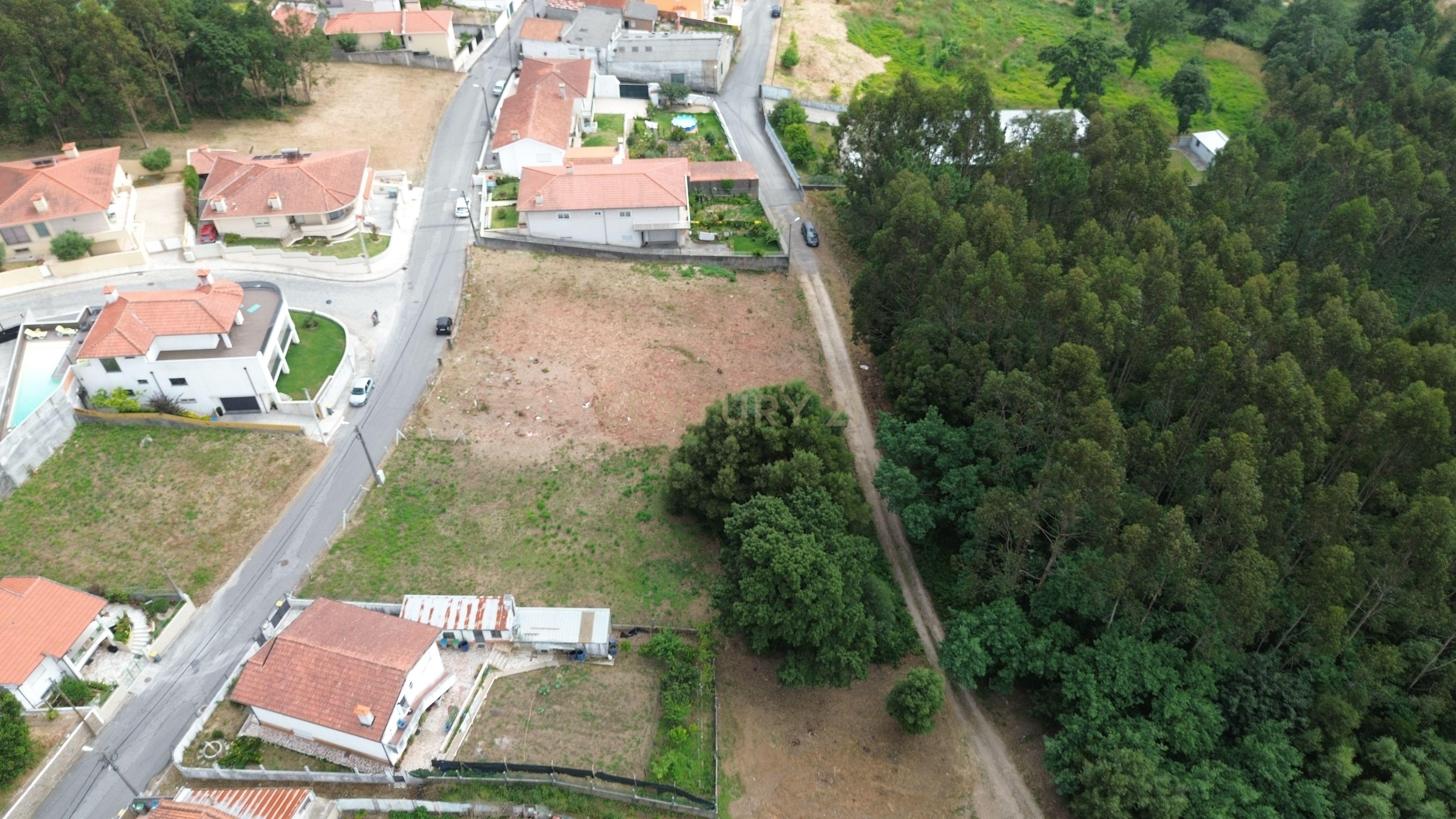 Fotografia 3 de Terreno para Construção de 3 Moradias Geminadas com Projeto Aprovado | Vista Mar