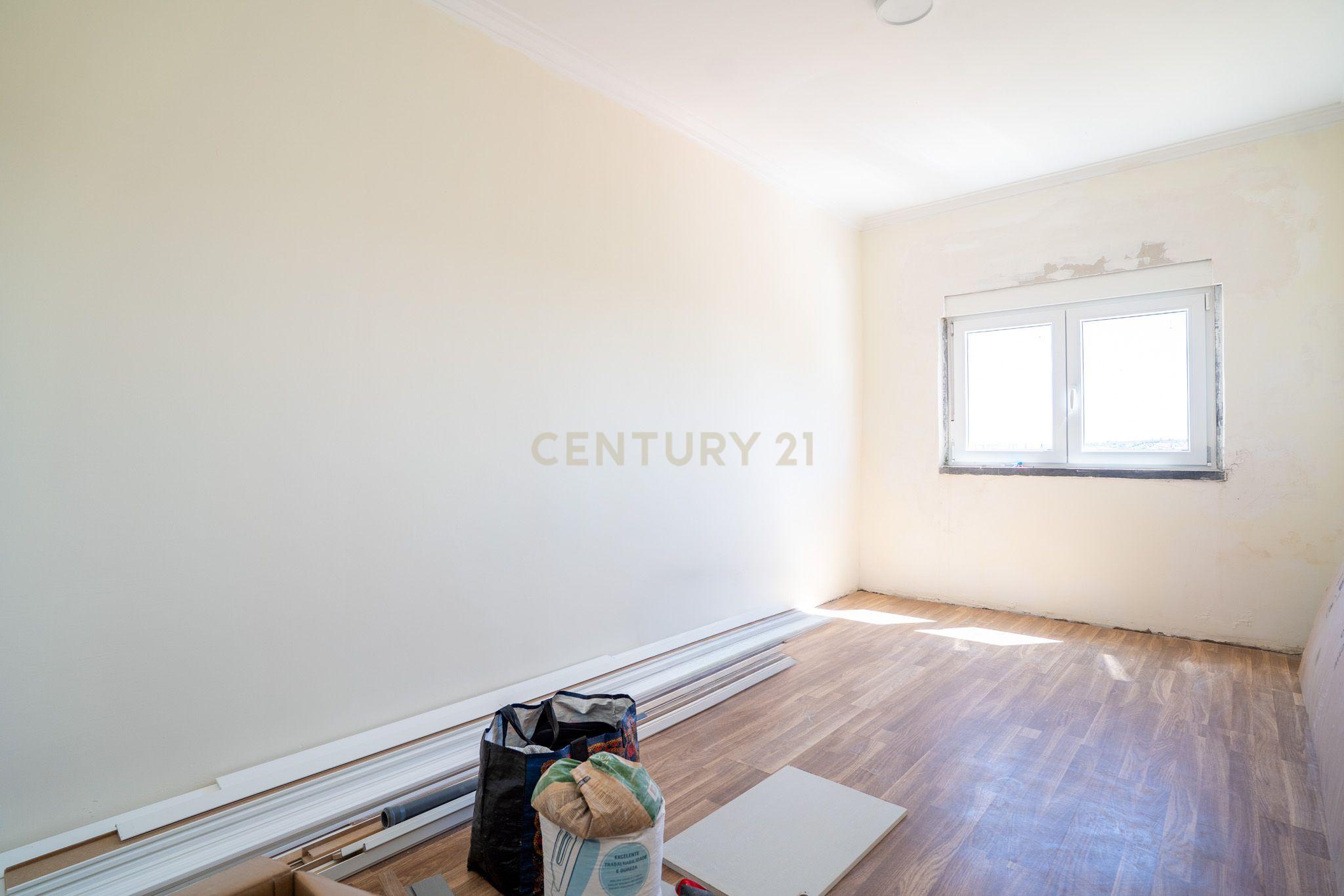 Fotografia 12 de Apartamento T2 em remodelação | Casal de São Brás | Amadora