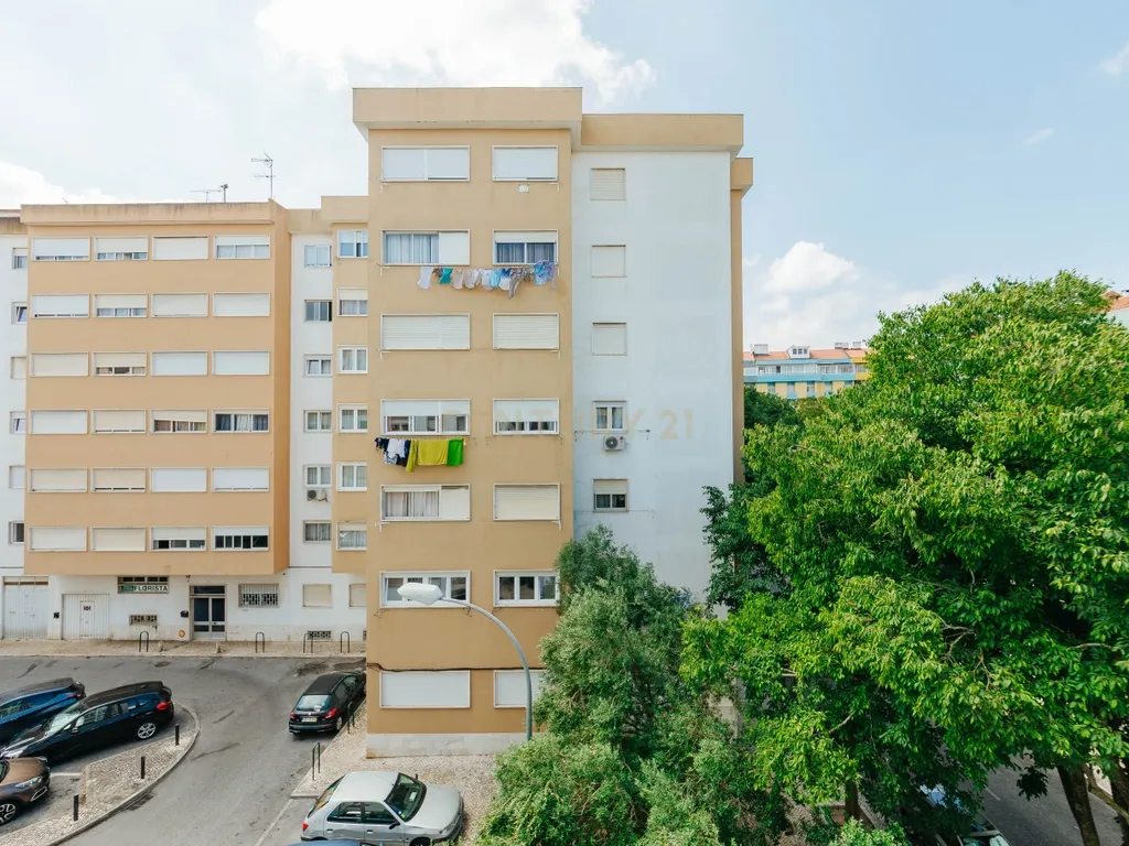 Apartamento T2 em Linda-a-Velha - Image 5