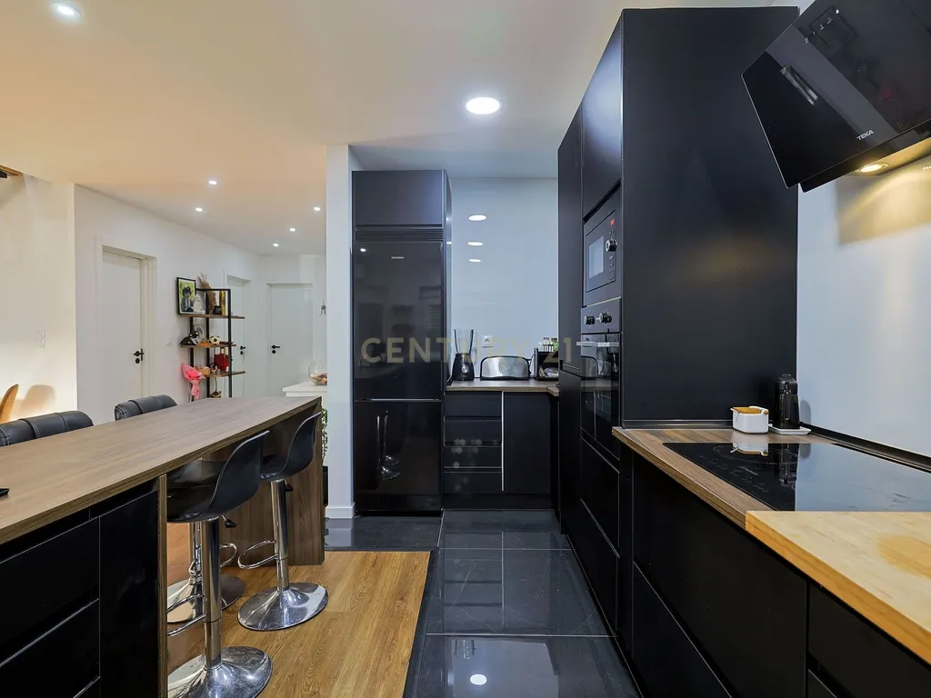 Apartamento T3 Duplex Remodelado no Centro de Corroios - Image 7