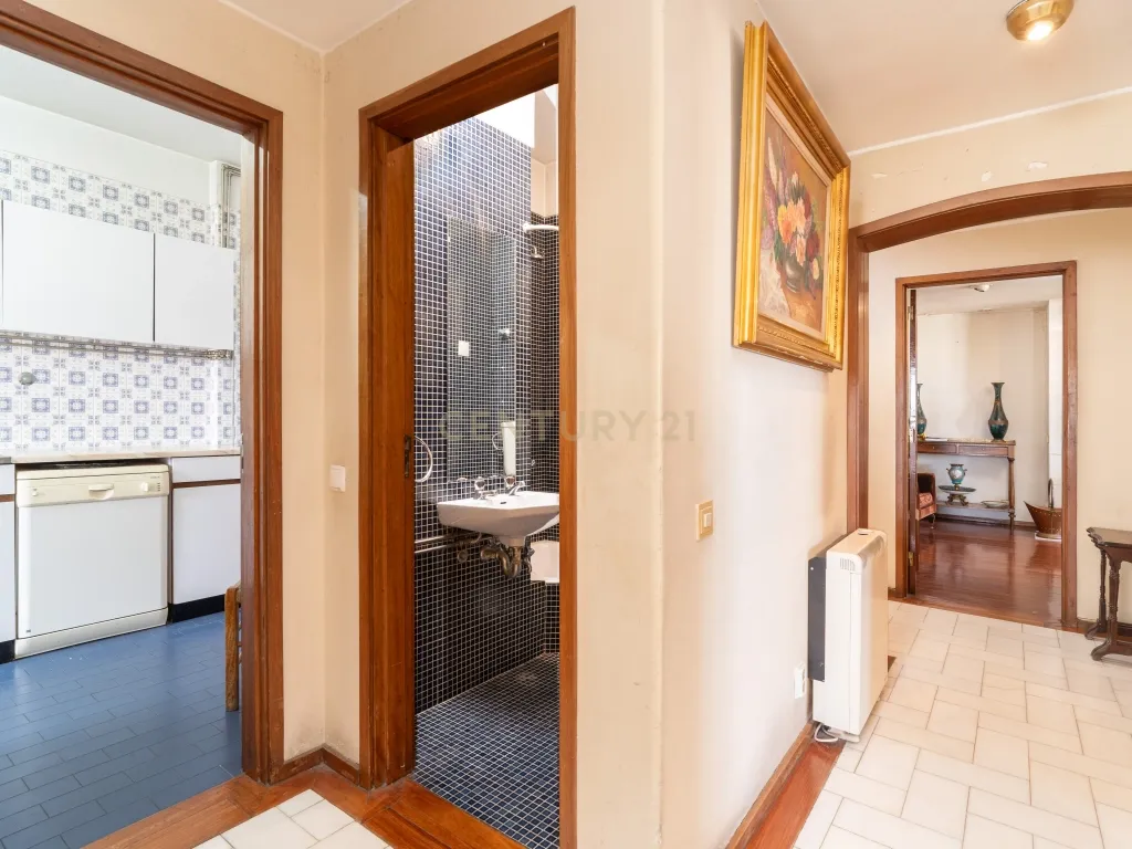 Apartamento T4 transformado em T3, com Arrecadação e Garagem – Rua Alves Redol, Porto - Image 25