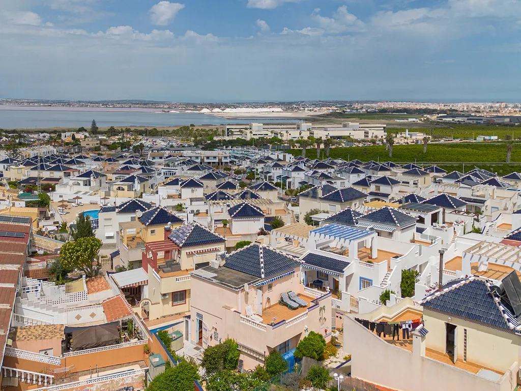 Chalet em Torrevieja, Alicante — Oportunidade de Investimento - Image 38