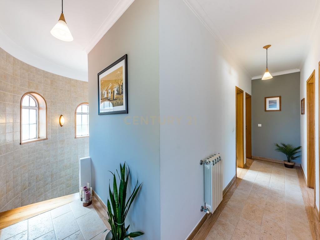 Moradia T4 Isolada com Jardim, em Vale Flores - Viva com qualidade e conforto às portas de Lisboa - Image 7