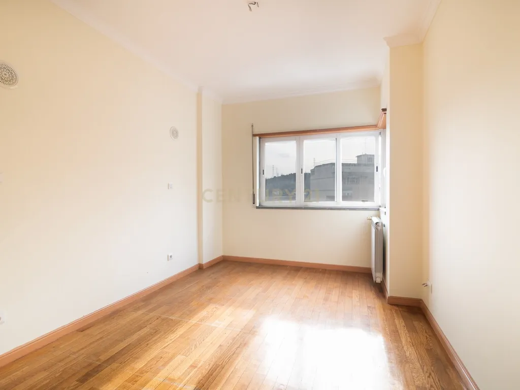Apartamento T4 no Centro de Odivelas com Parqueamento para 3 Viaturas - Image 15