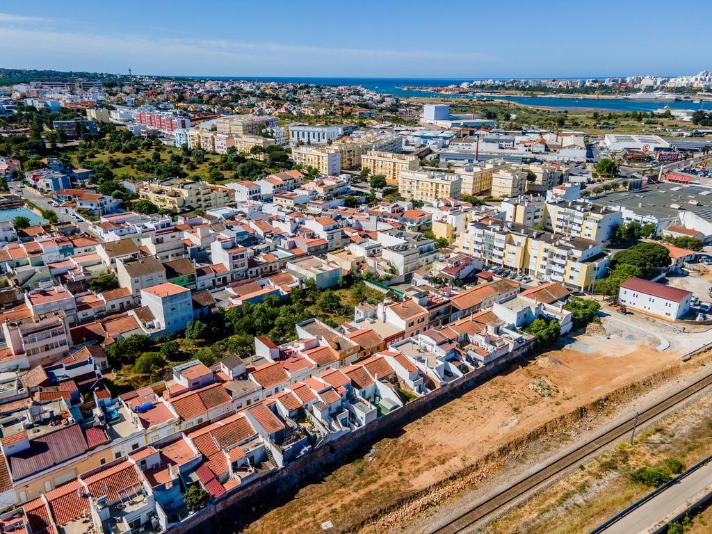Moradia Térrea no Parchal com Espaço Exterior Privativo e Excelente Exposição Solar - Image 19