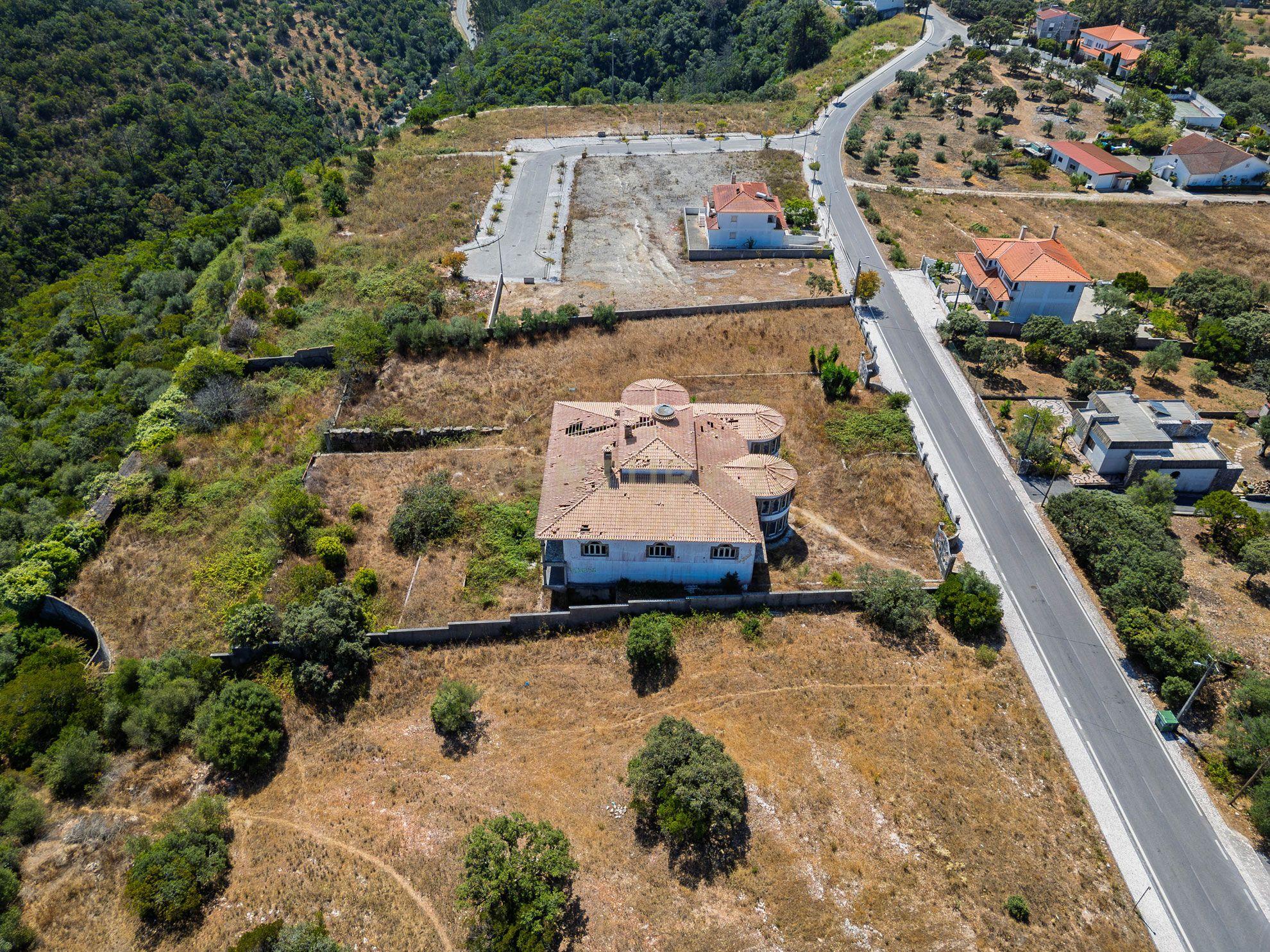 Fotografia 11 de Terreno com área  5.359m2  tendo uma construção inacabada e elevado potencial construtivo em Fátima