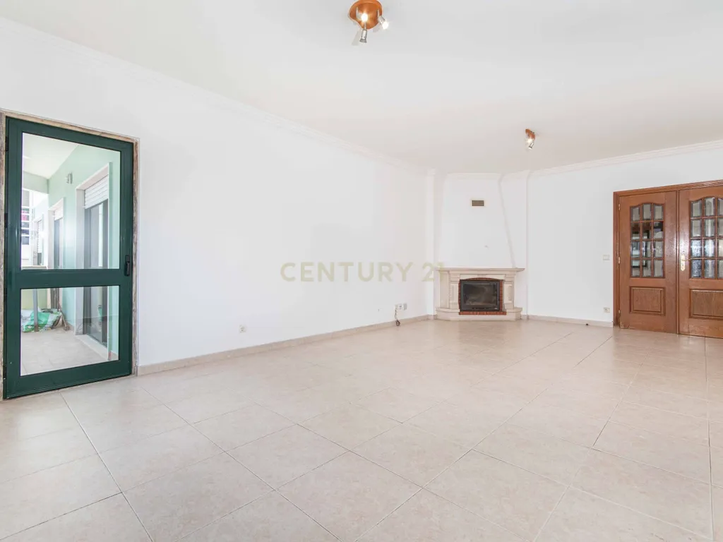 Apartamento T3 com varandas e Estacionamento | Cavaleira – Algueirão Mem Martins - Image 7