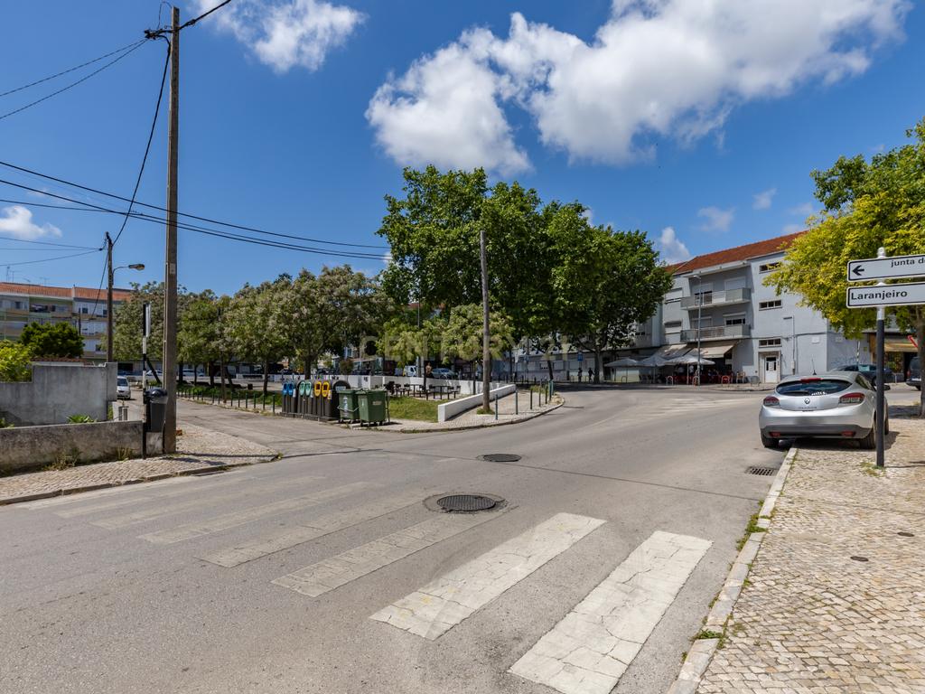Apartamento T3 no Feijó com logradouro de 261 m2 - Image 5