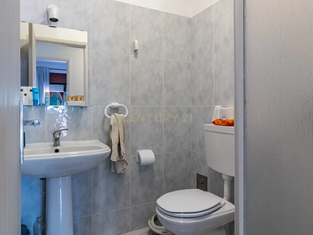 Apartamento T3 Espaçoso e Luminoso em Zona Tranquila de Sesimbra - Image 17