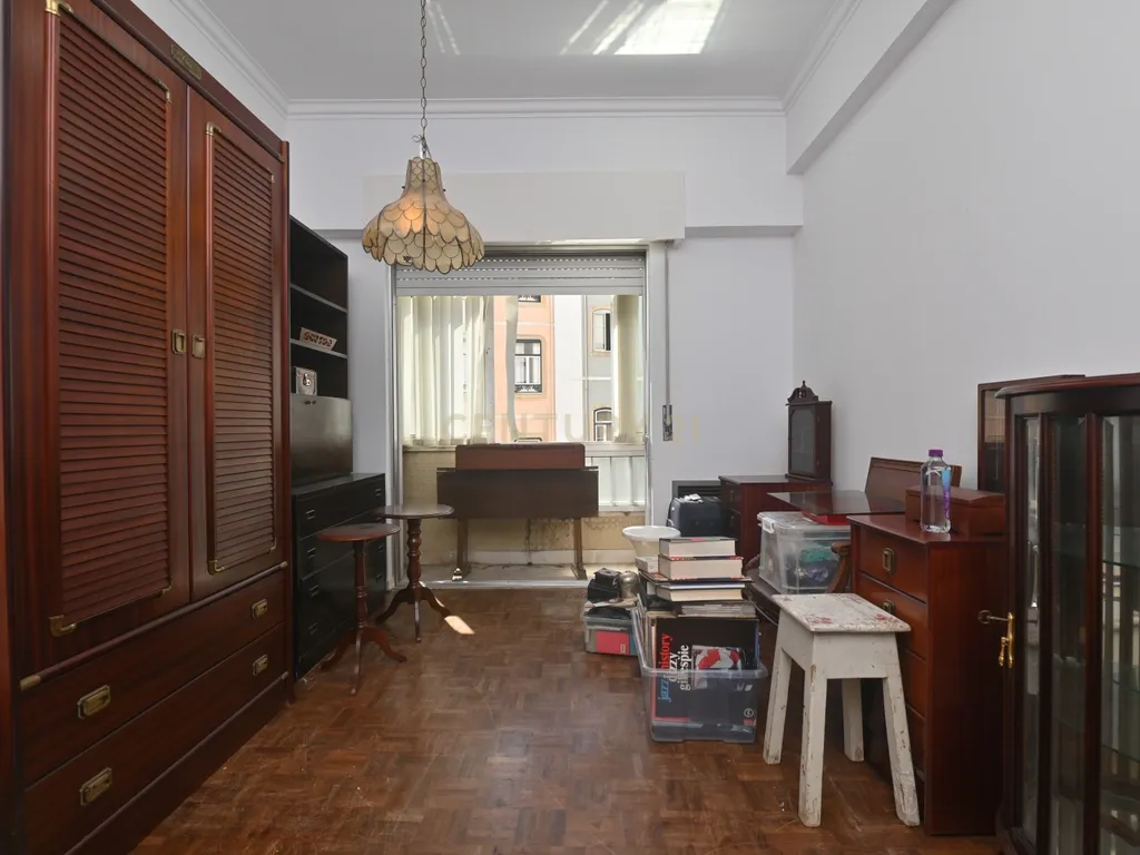 Apartamento T1 para venda na zona de Alcântara a necessitar de obras - Image 8