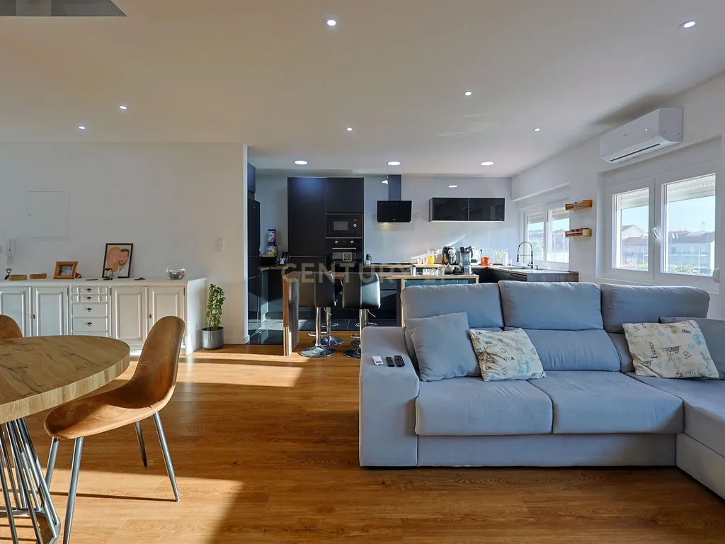 Apartamento T3 Duplex Remodelado no Centro de Corroios - Image 4