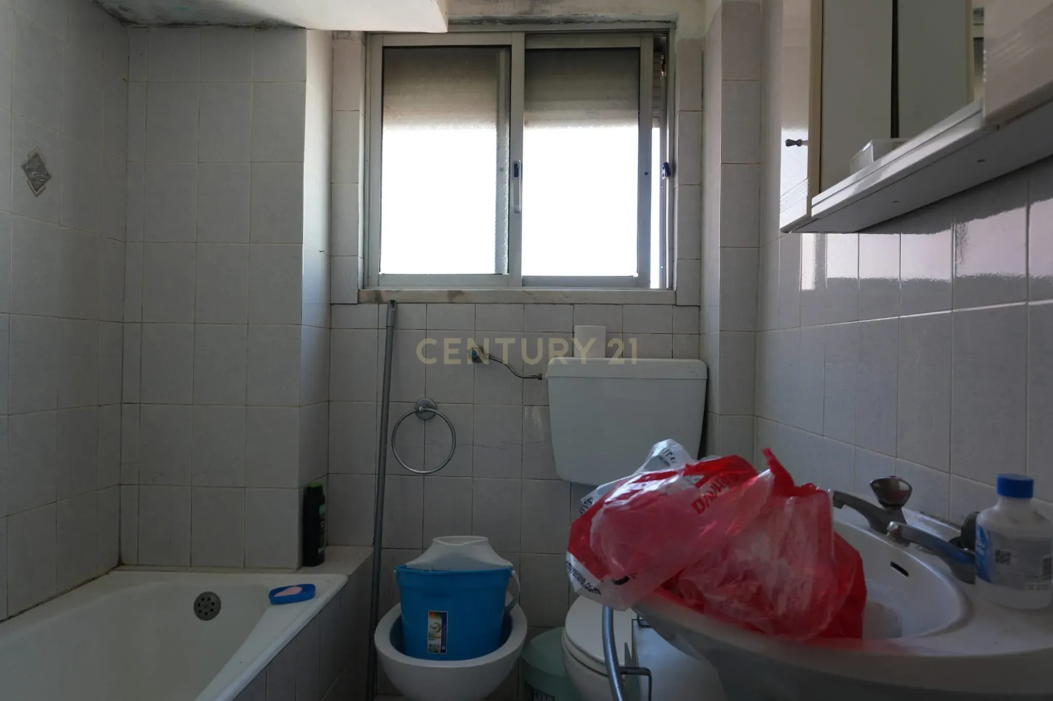 Fotografia 8 de Apartamento T2 para Recuperação em Almada, Cova da Piedade