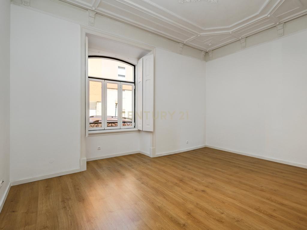 Arrendamento de Apartamento T3, Renovado, na Lapa - Estrela - Image 1