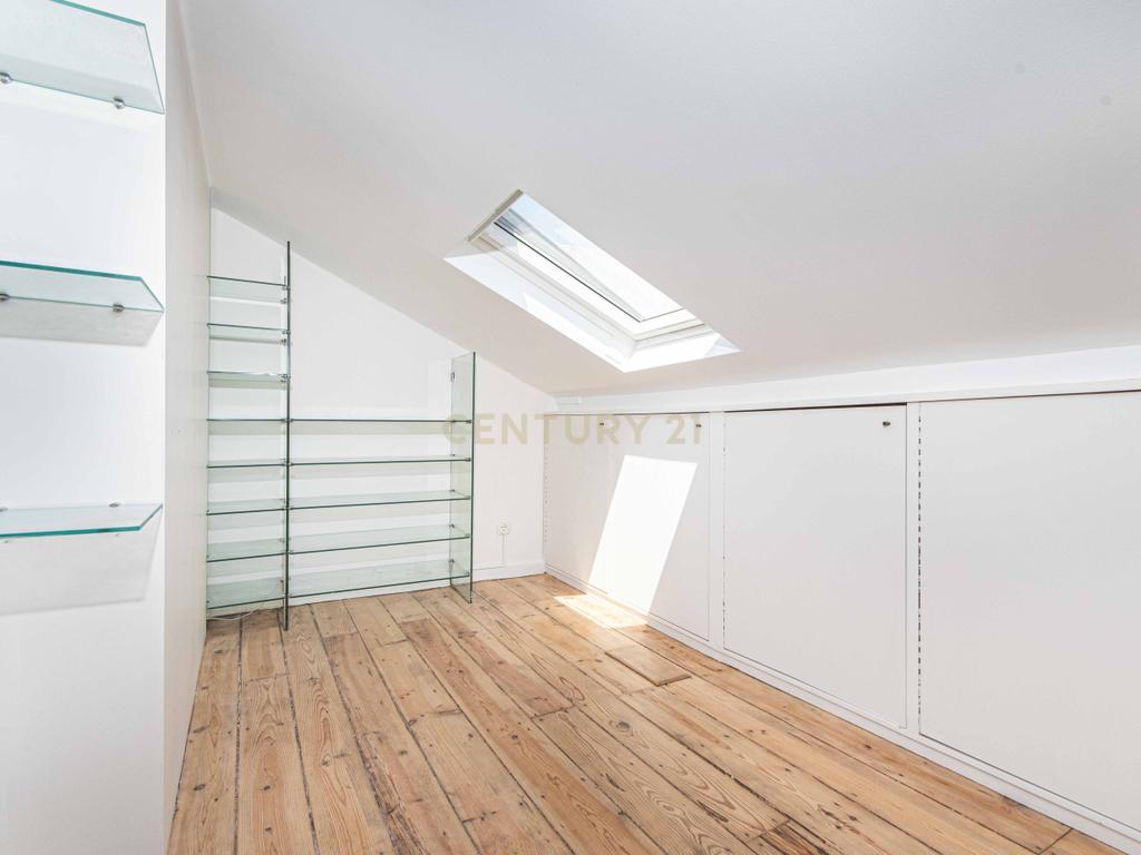 Apartamento T2 de Charme com vista rio e estacionamento em São Vicente, Lisboa - Image 18