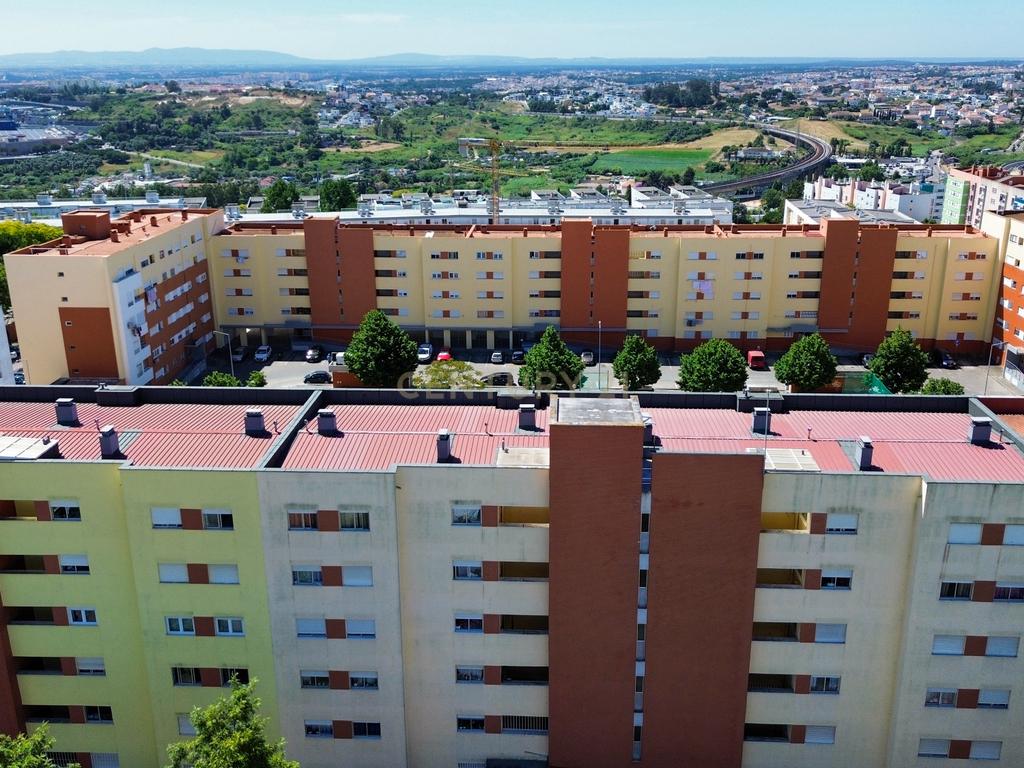 Apartamento T2 com Excelente Localização no Monte de Caparica - Image 15