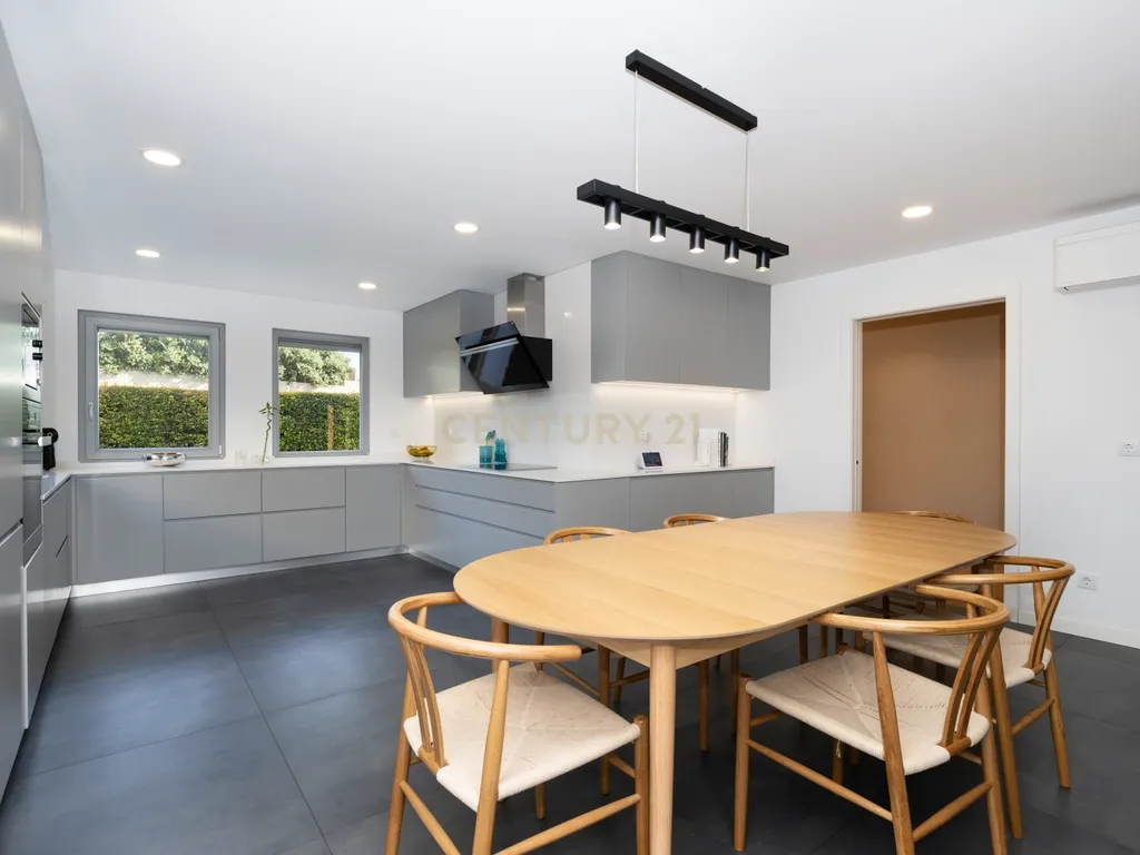 Moradia T5 de Luxo com Piscina, Ginásio, Sauna e Garrafeira em Birre, Cascais - Image 23