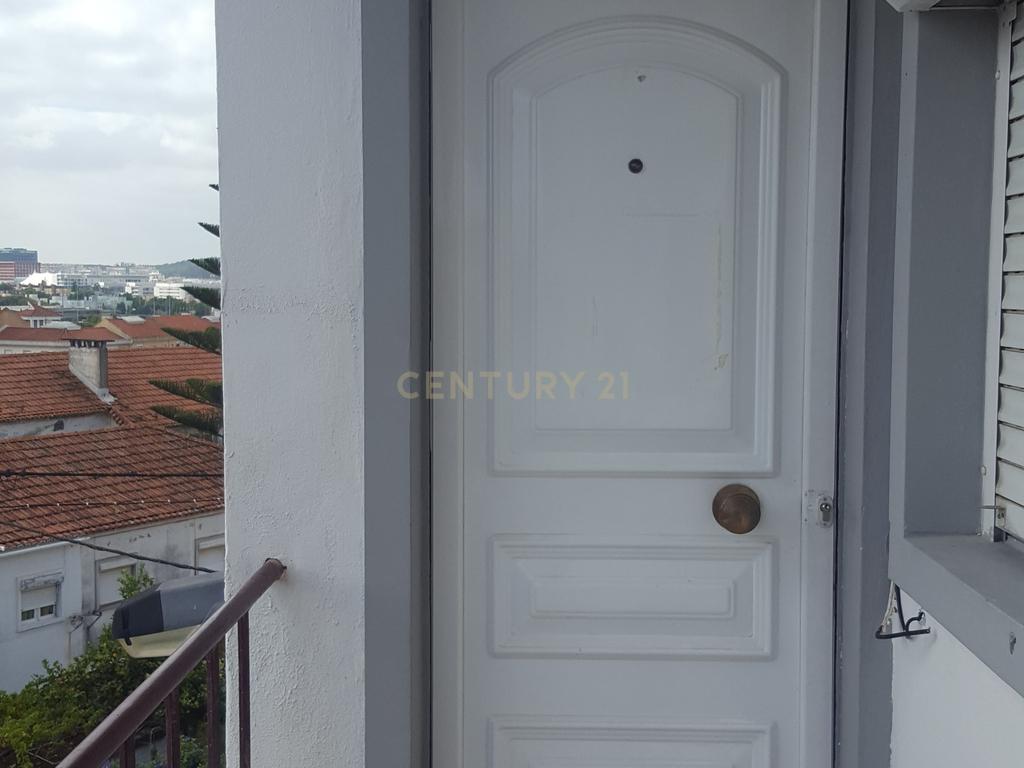 T2 | Bairro Mário Madeira | Pontinha - Image 12