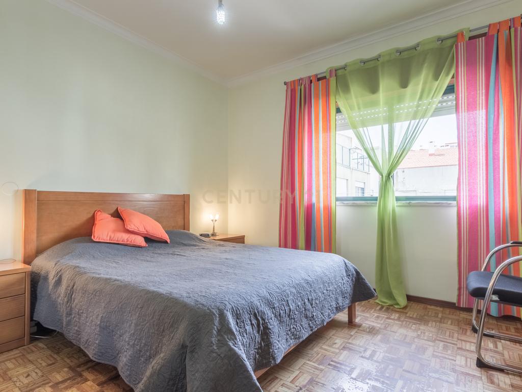 Apartamento T4 transformado em T3, na Baixa da Banheira com boa exposição solar - Image 13