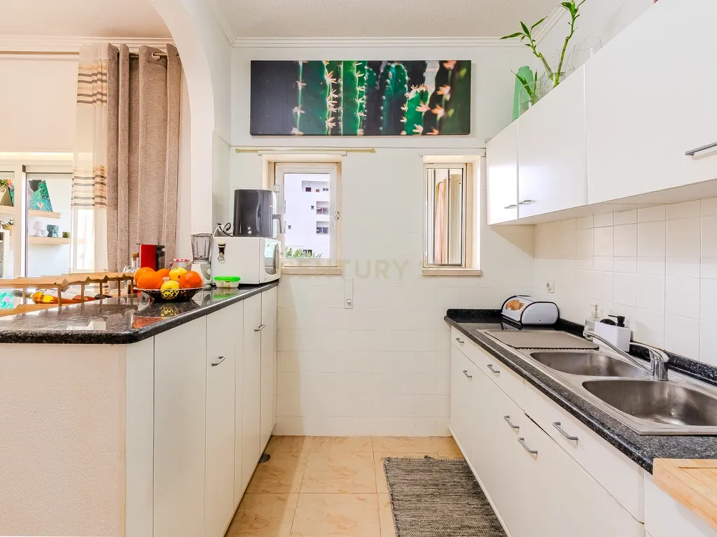 Apartamento T1+2 com Terraço Amplo em Albufeira - Image 9