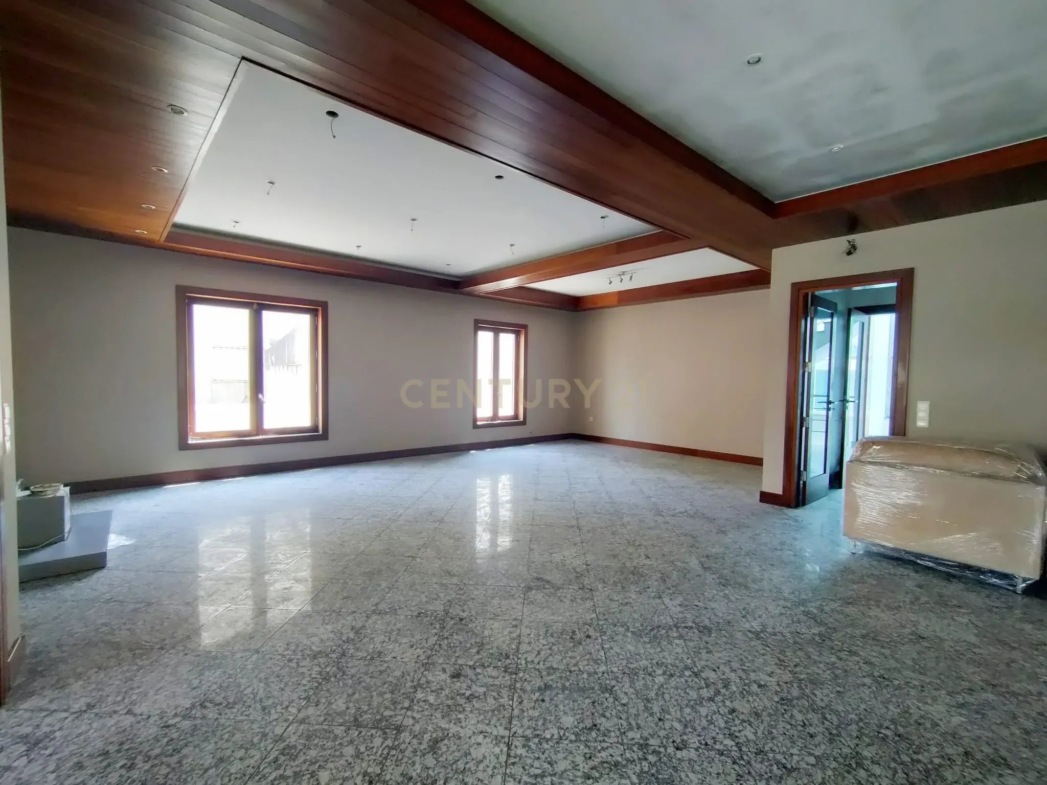 Moradia T5 com piscina a 50 metros da praia e da Avenida dos Banhos na Póvoa de Varzim - Image 15