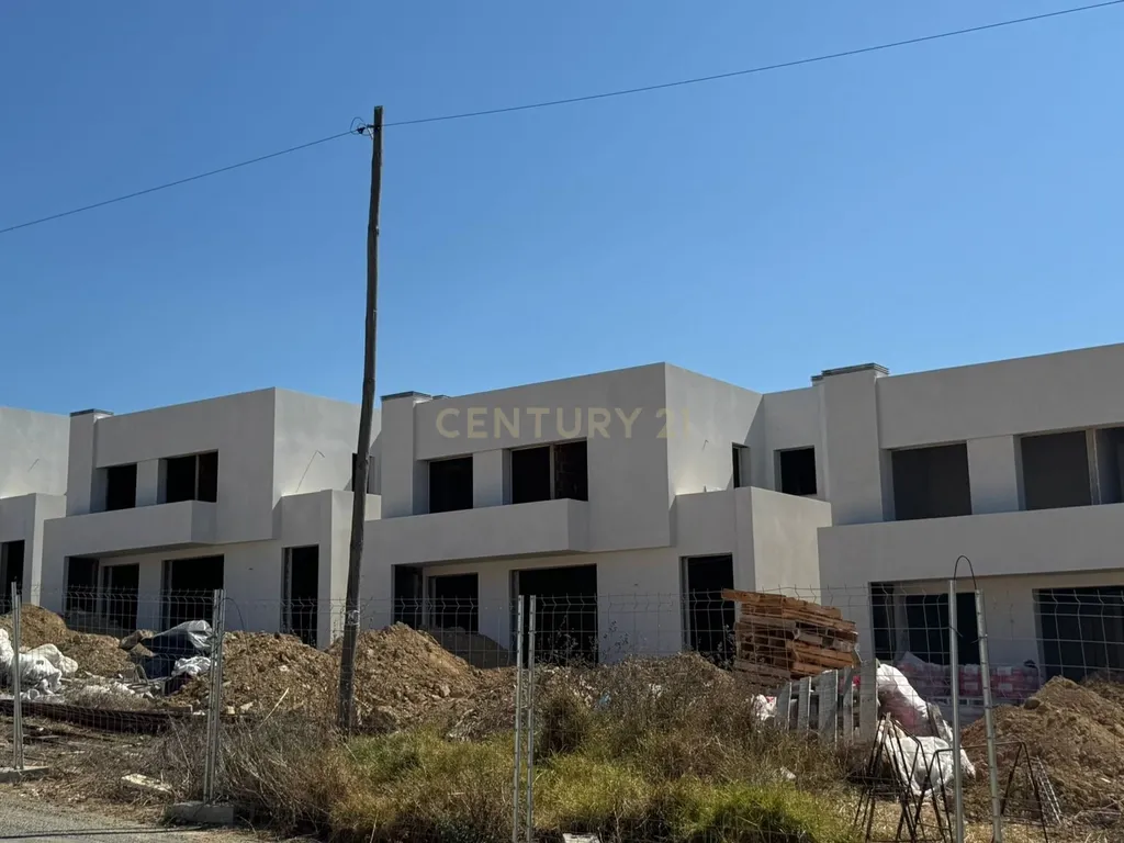 Moradia NOVA Moderna T4: PISCINA e JARDIM Conforto, Modernidade e Vistas Deslumbrantes - Image 9