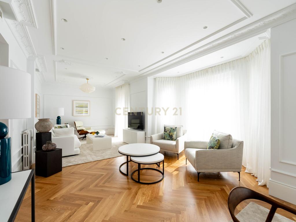 APARTAMENTO RENOVADO COM MOLDURAS E VARANDAS - Image 7